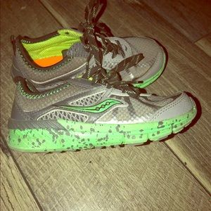 Kids Boys Saucony Volt Gray Green Size US 11M